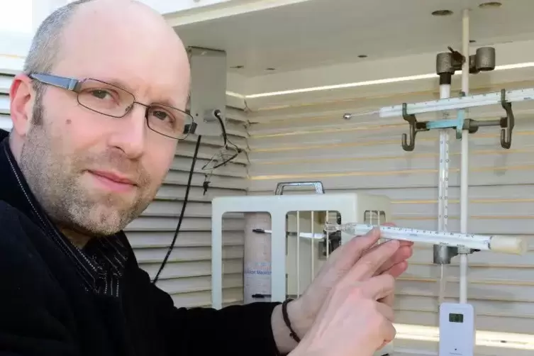 &bdquo;Wetterfrosch&ldquo; Christian M&uuml;ller, 46, an seiner Wetterstation in Maikammer. 