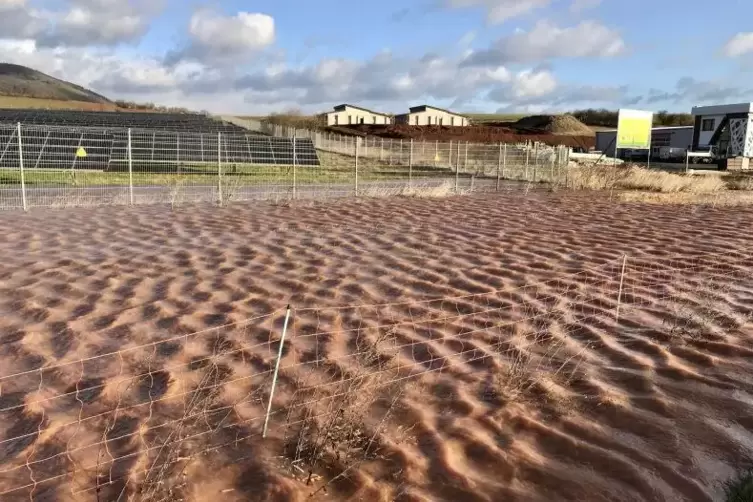 Ungewohntes Bild: Am Solarpark B&ouml;rrstadt sammelten sich am Montagmorgen Wassermassen. 