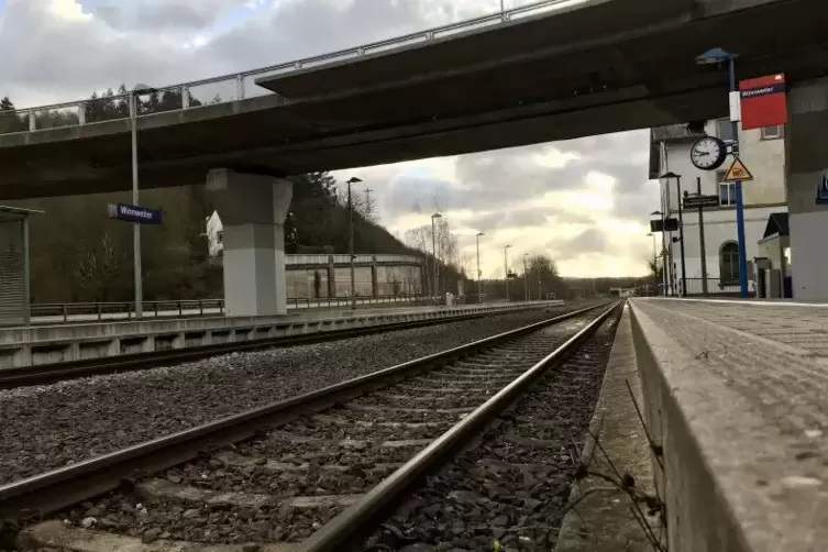 Keine Züge fuhren am Morgen auf der Alsenzstrecke. Hier ist der Bahnhof Winnweiler zu sehen. 