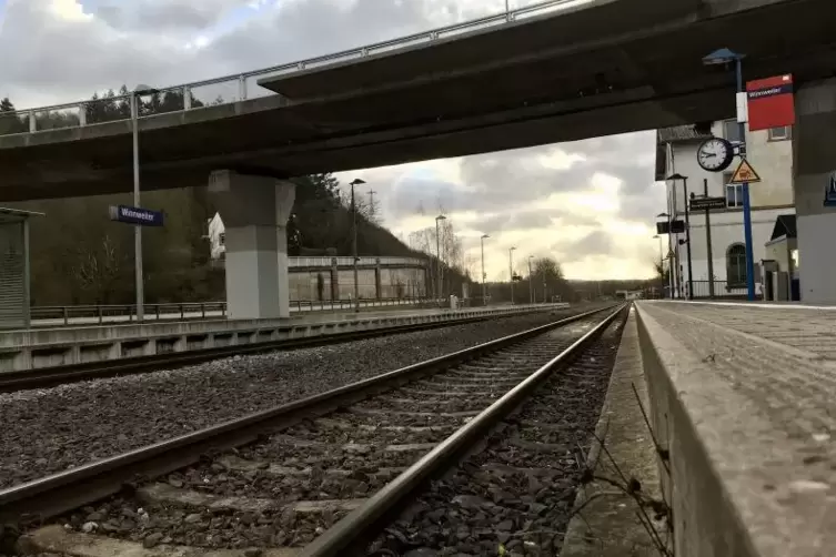 Keine Z&uuml;ge fuhren am Morgen auf der Alsenzstrecke. Hier ist der Bahnhof Winnweiler zu sehen. 