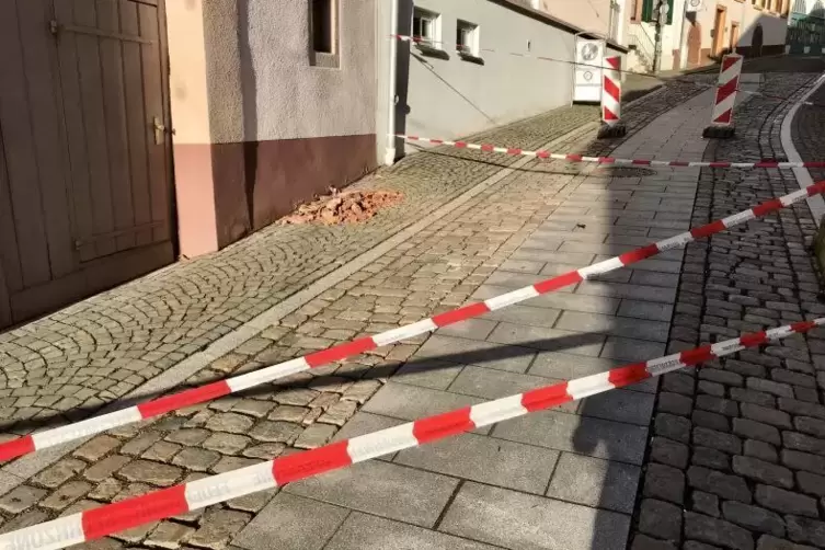 Wegen herunterfallender Ziegel musste die Langstra&szlig;e in Kirchheimbolanden von der Feuerwehr gesperrt werden. 