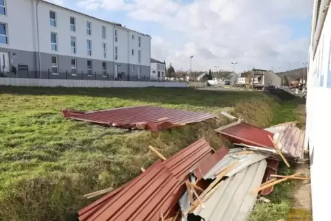 Im Neubaugebiet Battenbühl in Asselheim ist ein Dach weggeweht worden. 
