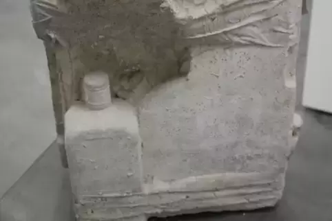 Beton und Alltagsabfälle: Skulptur von Florian Köhler in der Städtischen Galerie Karlsruhe. 