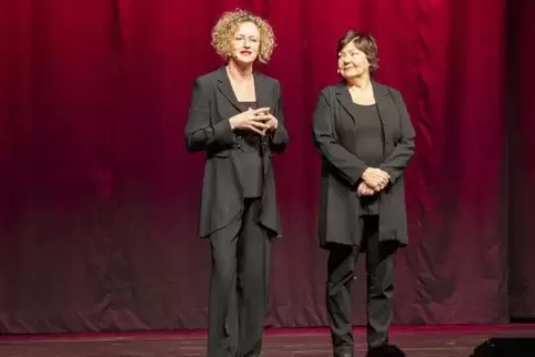  Zwei der Fünfer-Phalanx im CCR: Heidi Hennen und Silke Müller vom Homburger Frauenkabarett.