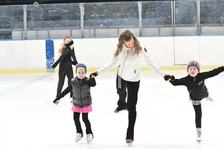 Dancing-on-Ice-Profi Katharina Rybkowski übt mit dem Skate Club in der Zweibrücker Eishalle. 
