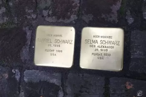 Zwei Stolpersteine erinnern an die jüdische Familie Schwarz.