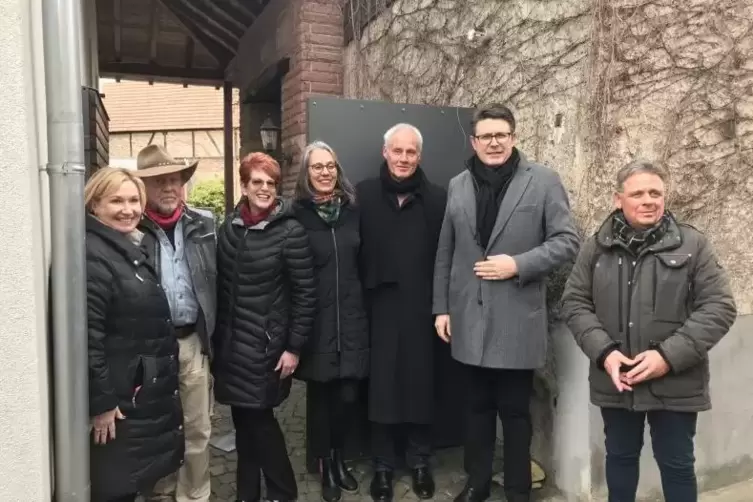 Bei der Stolpersteinverlegung (von links): Michelle Goldsmith, K&uuml;nstler Gunter Demnig, Amy Both, Barbara Lippold, Horst Lippold,