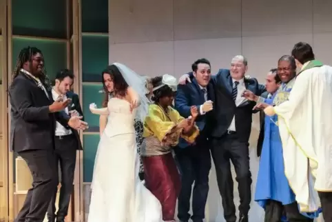 Szenenfoto: Im Hause Verneuil wird Hochzeit gefeiert.