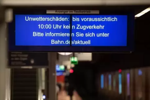  Eine Anzeige an einem Gleis im Hauptbahnhof Stuttgart weist auf Unwetterschäden und die Einstellung des Zugverkehrs hin.