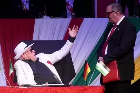 Hat die Kleine Residenz fest im Griff: die City-Mafia mit Pate Don Karlo (Karl-Heinz Bieck, links) und Pizza-Assistente Patrik S Hat die Kleine Residenz fest im Griff: die City-Mafia mit Pate Don Karlo (Karl-Heinz Bieck, links) und Pizza-Assistente Patrik S