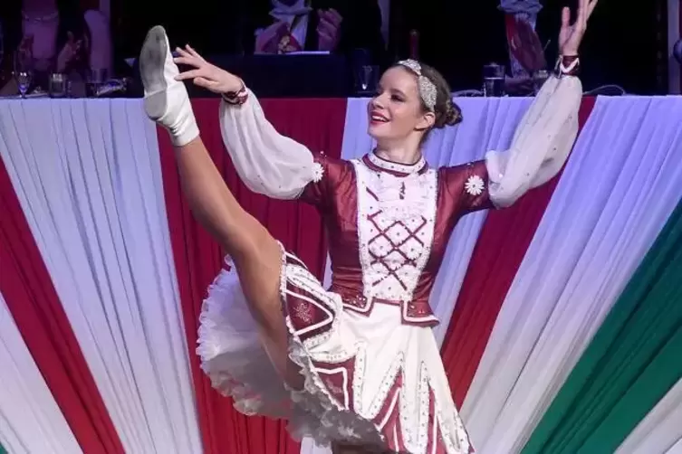 Zeigte als Funkenmariechen eine tolle Choreografie, die ihr t&auml;nzerisch und k&ouml;rperlich eine Menge abverlangte: Mina Schneider von