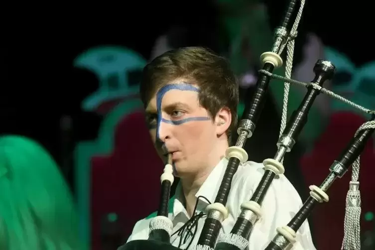 Doch erst m&uuml;ssen die Exil-Schotten einige Pr&uuml;fungen bestehen, vor allem musikalischer Natur &ndash; kein Problem f&uuml;r Moritz Willig mit