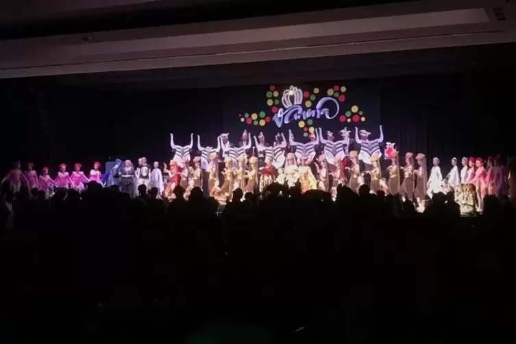 58 Akteure standen beim Showtanz &bdquo;K&ouml;nig der L&ouml;wen&ldquo; der Ballettschule Flex & Point auf der B&uuml;hne. Nach Ende des Auftritts erhoben