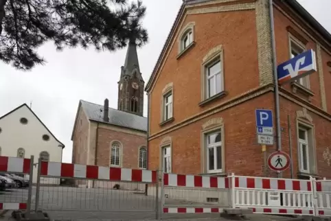 Das Wahrzeichen Lambsheims, der Kirchturm, ist mit dem Sturm zur Gefahr geworden. Die Gegend im Ortskern wurde am Montag gesperr