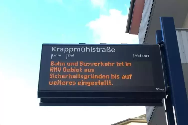 Dieses Bild bot sich Pendlern am Montagvormittag.