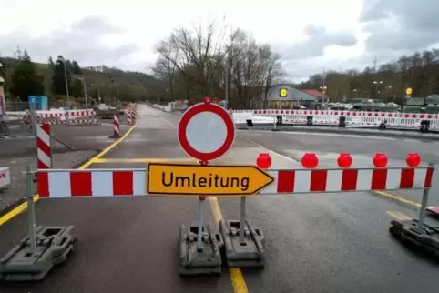 Die Bundesstraße zwischen Rammelsbach und Kusel wurde gesperrt, da Bäume umzustürzen drohten. 