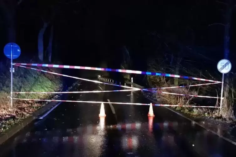 Zwischen Gries und Elschbach musste ebenfalls die Stra&szlig;e gesperrt werden.