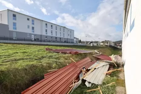 In Asselheim nimmt der Wind ein Hausdach im Battenbühl mit. 