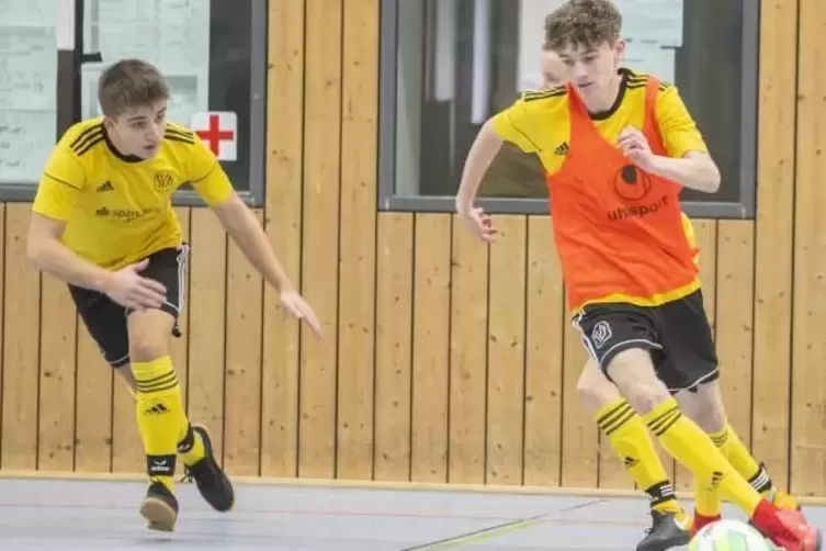Schwarz-Gelb, wohin man sieht: Die Ixheimer B-Junioren mit Lukas Sch&ouml;nborn (rechts in Orange, gegen Silas Palz) teilten sich in 