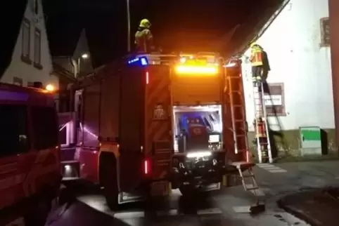 Einsatz der Feuerwehr in der Schillerstraße in Waldsee: Dort wurden vom Sturm mehrere Dachziegeln auf die Straße geweht. 