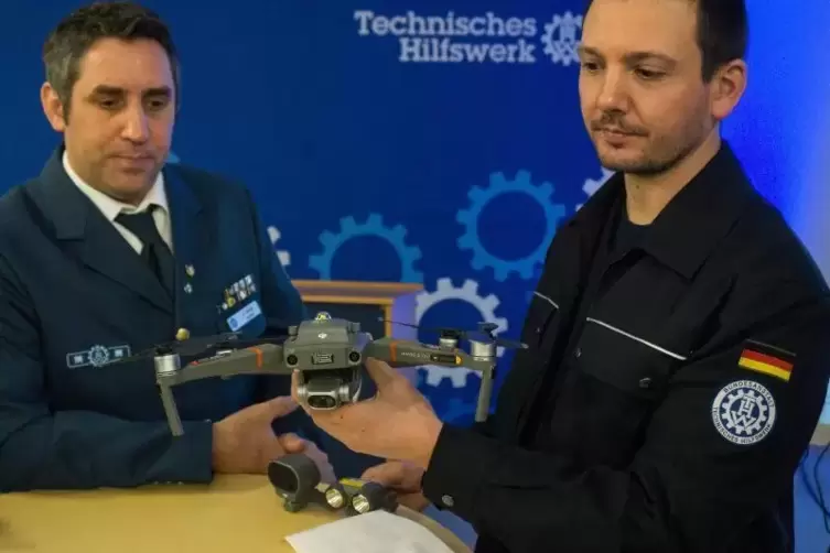 Andreas Wilde (links) und Jan Bode vom THW Hauenstein sind jetzt „Luftfahrzeugfernführer“, sie dürfen Drohnen fliegen. 