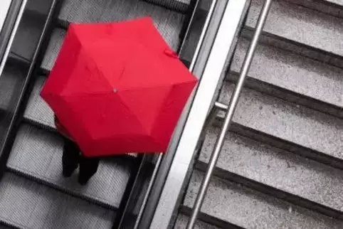 Am Tag danach: Sonnenschein, ein umgefallener Schirm und nette Menschen, die die Straßenbahn ersetzen.