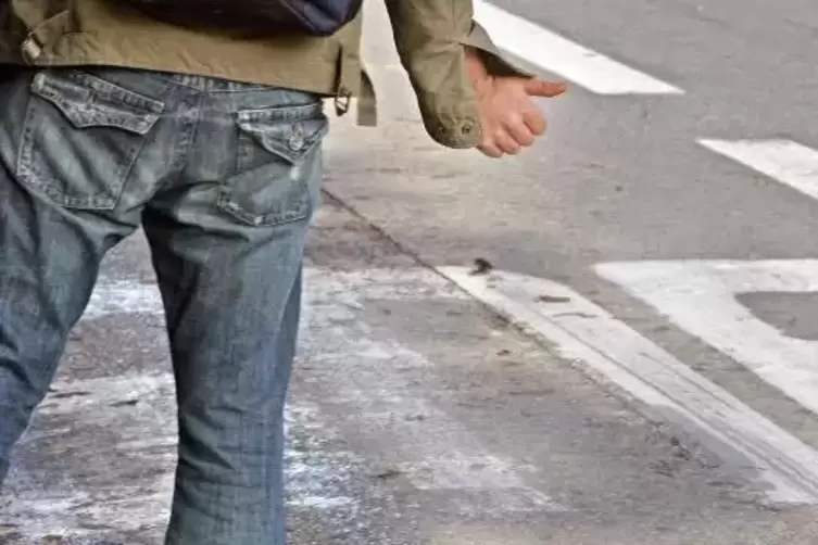 Wenn keine Z&uuml;ge und Stra&szlig;enbahnen fahren, ist Laufen oder Trampen eine M&ouml;glichkeit zur Arbeit zu kommen.