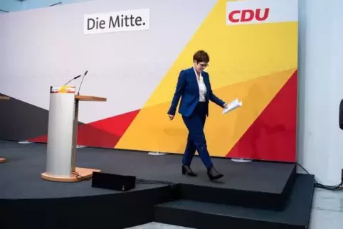Abgang im Konrad-Adenauer-Haus: Nach einer Sitzung des CDU-Präsidiums hat Annegret Kramp-Karrenbauer in Berlin die Gründe für ih