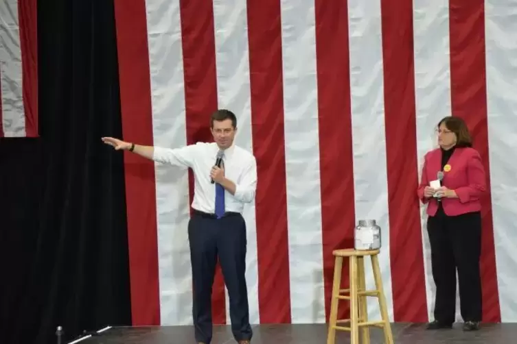 Wahlkampf in New Hampshire (2): Pete Buttigieg war bisher &bdquo;nur&ldquo; B&uuml;rgermeister einer Stadt in Indiana. In einer Schulturnhalle in