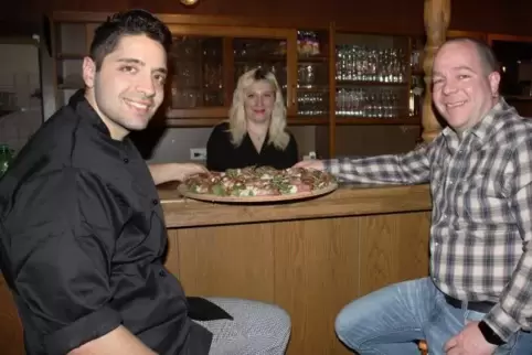  Der neue „Schulhaus“-Pächter Alessandro Vigilante mit Ehefrau Paulina und dem Vermieter, Ortsbürgermeister Thomas Pietsch (von 
