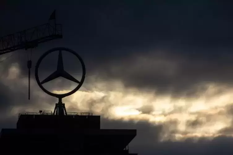 Dunkle Wolken über dem Mercedes-Stern auf dem Daimler-Werk in Untertürkheim. 