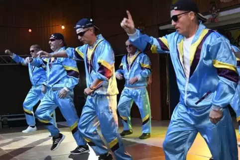 Ein Hingucker im Look der 1990er-Jahre: die konzentrierten Tänzer des AH-Männerballetts.