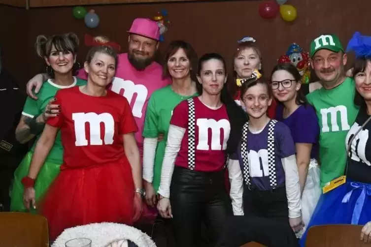 Eine bunte Truppe: Besucher der DJK-Prunksitzung mit einer von der S&uuml;&szlig;igkeit M&Ms inspirierten Kost&uuml;mierung. 