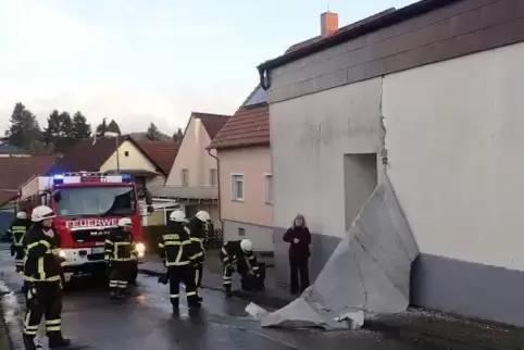 Einsatz der Feuerwehr in der Friedhofstraße Schönenberg-Kübelberg.