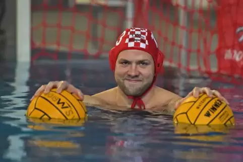Tom Sieger vom Zweitligisten WSV Ludwigshafen spielt nicht nur gut Wasserball.