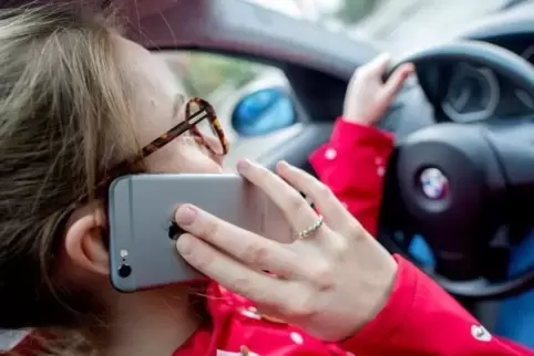Mit dem Handy am Steuer wurden sechs Autofahrer erwischt.