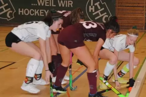 Das entscheidende Spiel gegen den Münchener SC verlor die TG , hier Carla Blume (links) und Hannah Schiller (rechts) beim Blocke