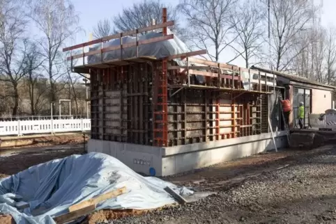 Die Wände stehen schon: Das neue Pumpwerk in Obermohr nimmt Gestalt an. 