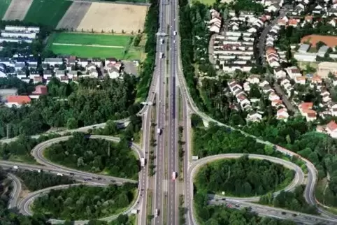 Die Autobahn 61 zerschneidet Speyer-Nord: Blick vom Kreuz Speyer, wo von links nach rechts die B39 kreuzt, auf den Stadtteil. Die Autobahn 61 zerschneidet Speyer-Nord: Blick vom Kreuz Speyer, wo von links nach rechts die B39 kreuzt, auf den Stadtteil.