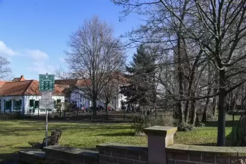 Der ehemalige Friedhof mit Blick auf den Kindergarten. Ein Teil des Parks sollte nach Ansicht des Gemeinderats für einen Kita-An