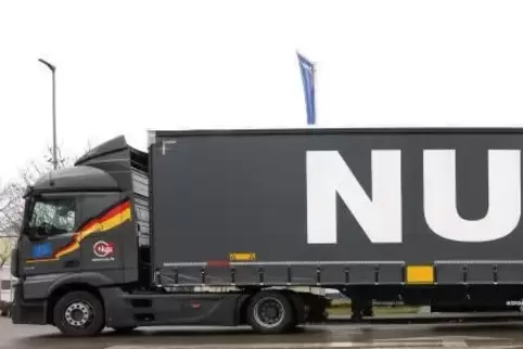 Die neuen Sattelauflieger sind 1,30 Meter länger als die bisherigen. 