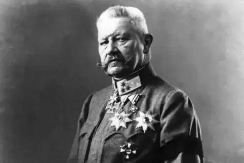 Der frühere Reichspräsident Paul von Hindenburg und seine Bedeutung ist unter Historikern umstritten. 