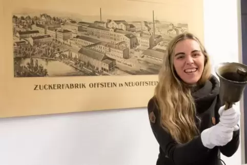 Lisa Baumbauer, Mitarbeiterin des Südzucker Unternehmensarchivs, läutet die Offsteiner „Ortsschelle“ . 