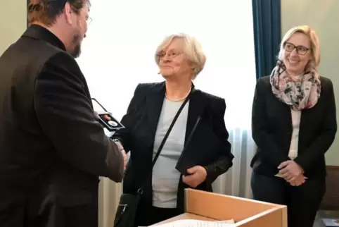 Feierstunde im Rathaus: Jürgen Conrad übergibt die Medaille an Hildegard Möller, die sich wie Oberbürgermeisterin Stefanie Seile