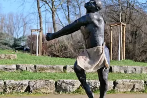 Zur Abwechslung mal bekleidet: Hammerwerfer im Woogbachtal. Zur Abwechslung mal bekleidet: Hammerwerfer im Woogbachtal.