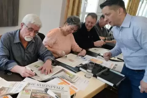 Die erste Lesewert-Schulung mit Coach Tobias Wolf (rechts).