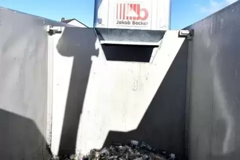Beim Abholen öffnet sich der Glascontainer direkt über einer der Kammern des Müllfahrzeugs. 