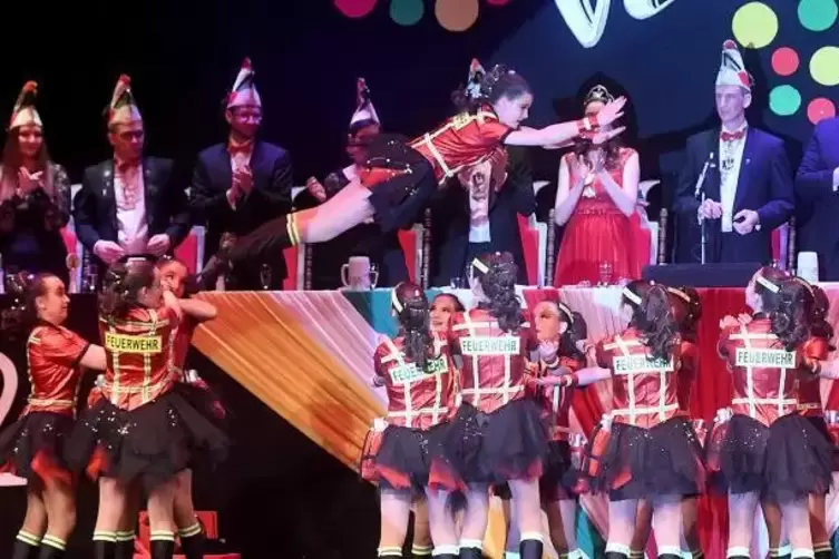 Beim Tanz der Formation „Boom“ aus Gau-Bischofsheim sind sogar einige junge Frauen über die Bühne geflogen – das Publikum war Fe