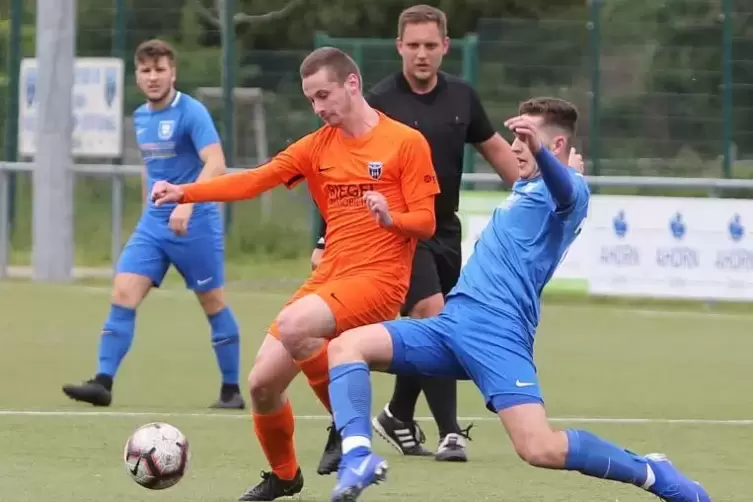 Tolle Entwicklung: Tobias Blasczyk (orange) vom FC Speyer 09 gegen Gau-Odernheim.