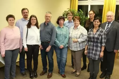 Hilde Marx vom Lions-Club mit Vertretern der bedachten Vereine, Chöre und Schulen.
